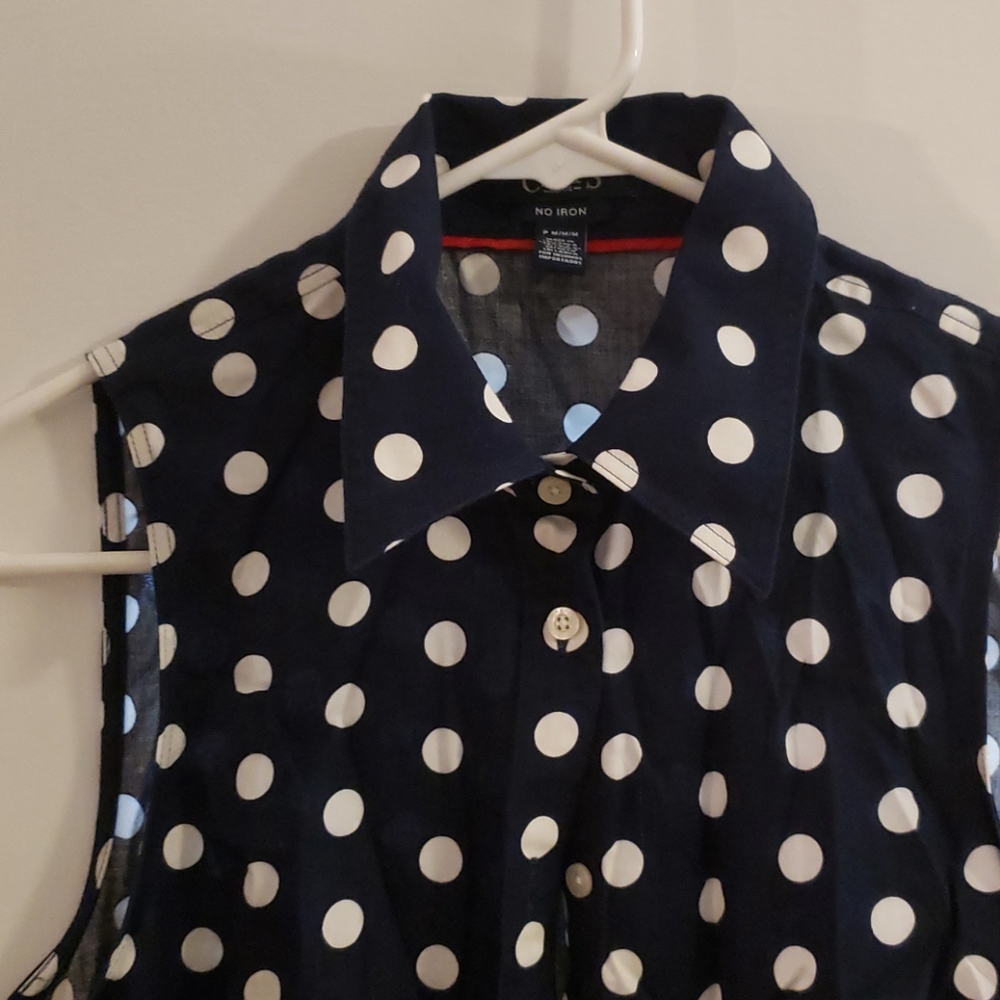 Sleeveless button down - Picture 2 of 6